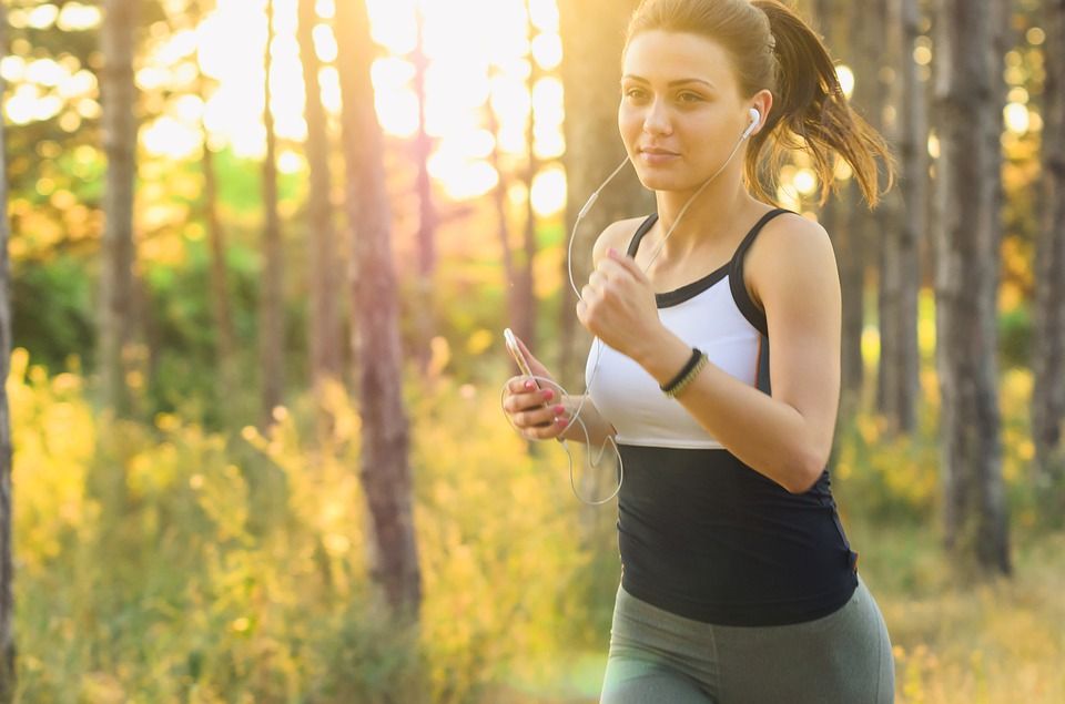 Genja jogger i skogen. Foto