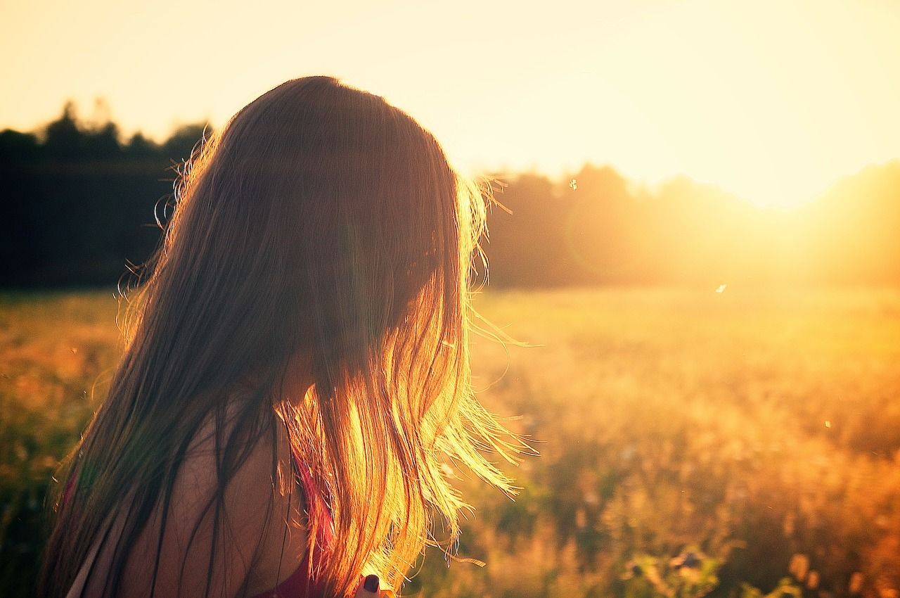 Genja ser utover en åker i solnedgang