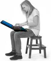 Jente som noterer på pc.